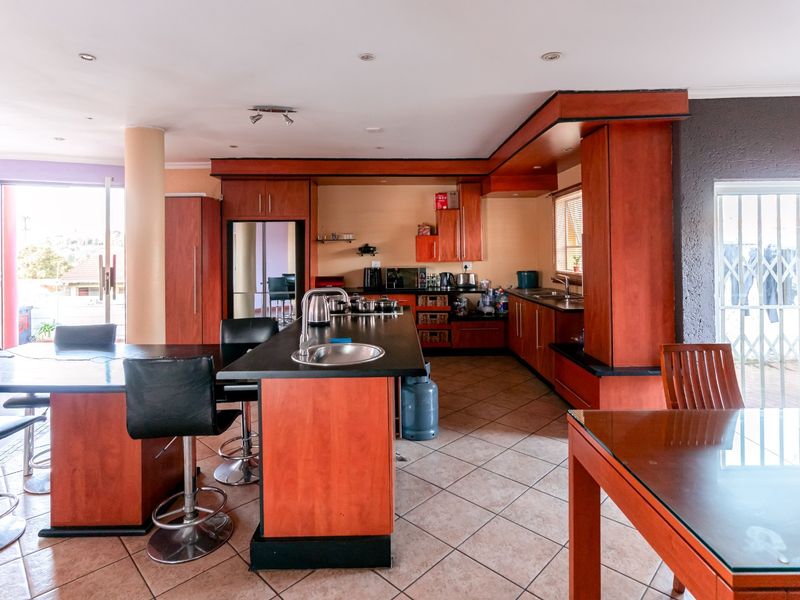 4 Bedroom House for Sale in Glenvista with Pool, Jacuzzi and Entertainment Area - Photo 8