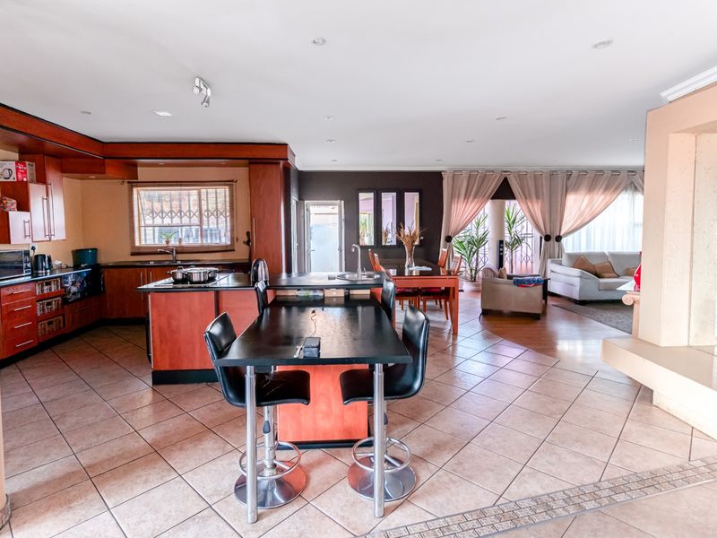 4 Bedroom House for Sale in Glenvista with Pool, Jacuzzi and Entertainment Area - Photo 6