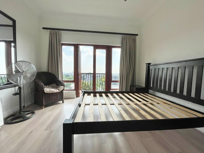 Spacious top floor 2 bed 2 bath apartment - Photo 6