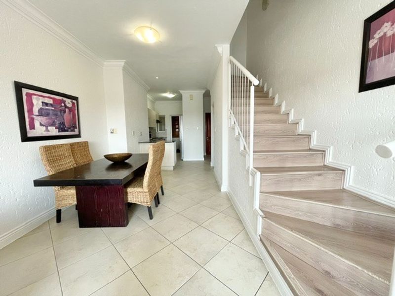 Spacious top floor 2 bed 2 bath apartment - Photo 4