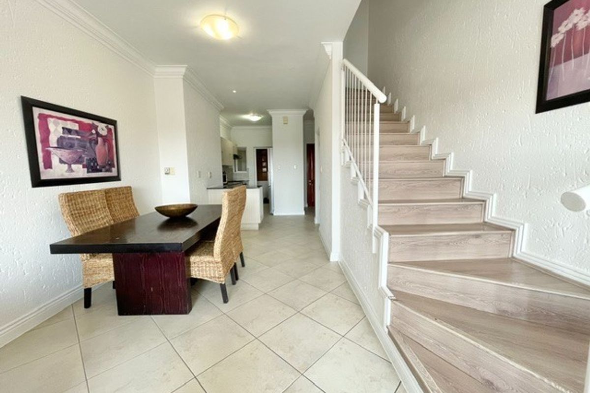 Spacious top floor 2 bed 2 bath apartment - Photo 4