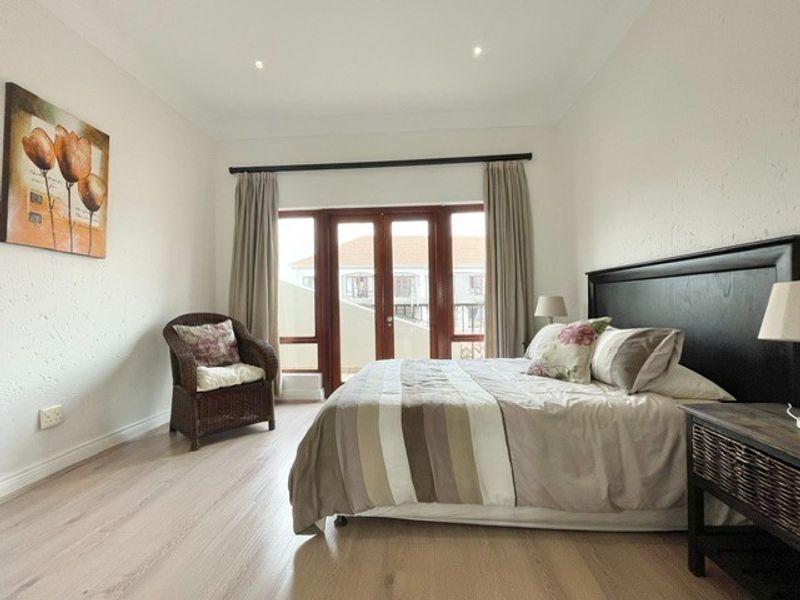 Spacious top floor 2 bed 2 bath apartment - Photo 10
