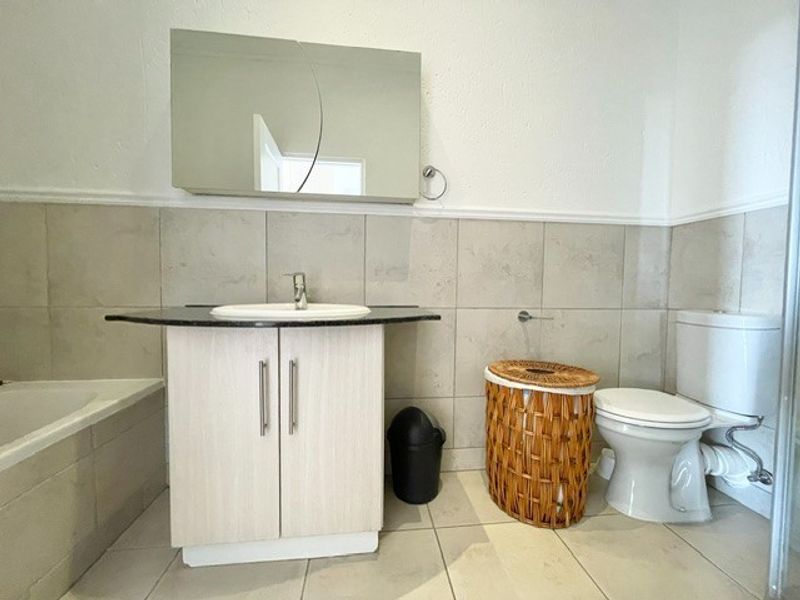 Spacious top floor 2 bed 2 bath apartment - Photo 9