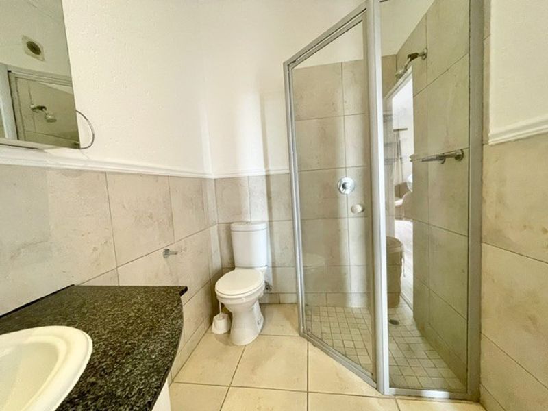 Spacious top floor 2 bed 2 bath apartment - Photo 8