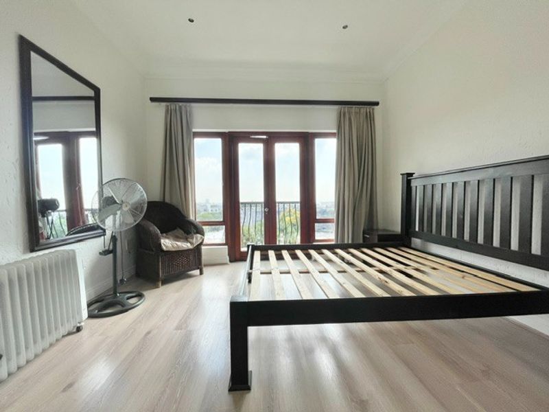 Spacious top floor 2 bed 2 bath apartment - Photo 5