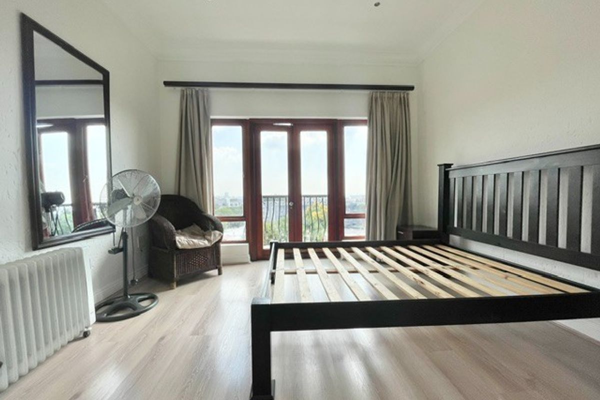 Spacious top floor 2 bed 2 bath apartment - Photo 5
