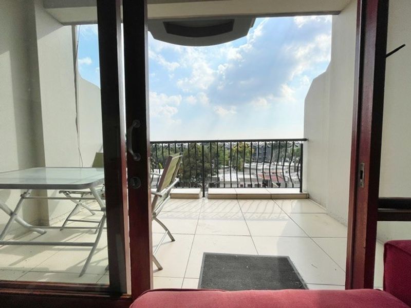 Spacious top floor 2 bed 2 bath apartment - Photo 3