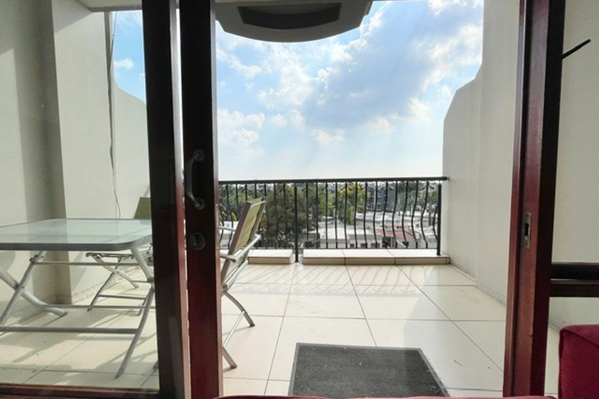Spacious top floor 2 bed 2 bath apartment - Photo 3