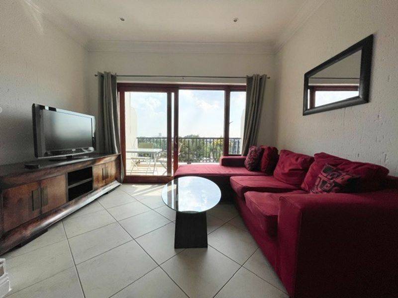 Spacious top floor 2 bed 2 bath apartment - Photo 2