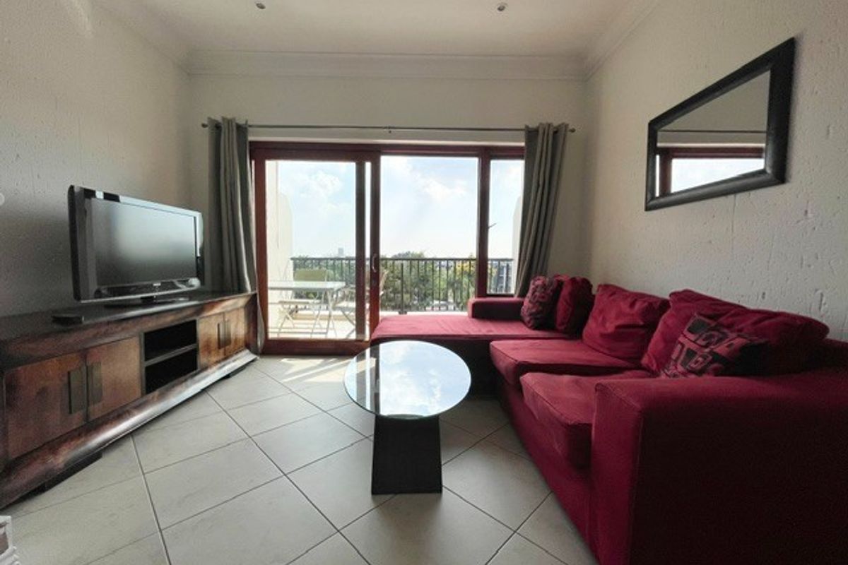 Spacious top floor 2 bed 2 bath apartment - Photo 2