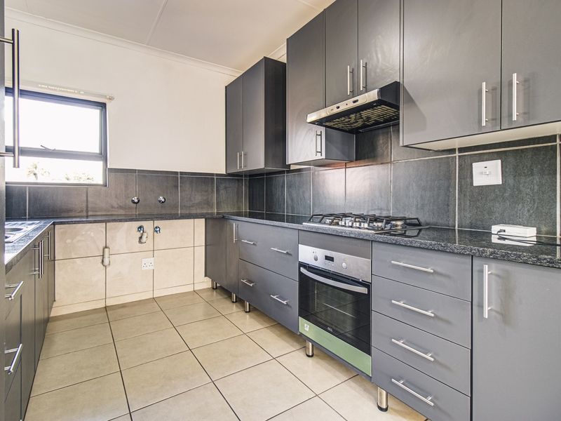 Lovely First Floor Family Townhouse - Photo 9