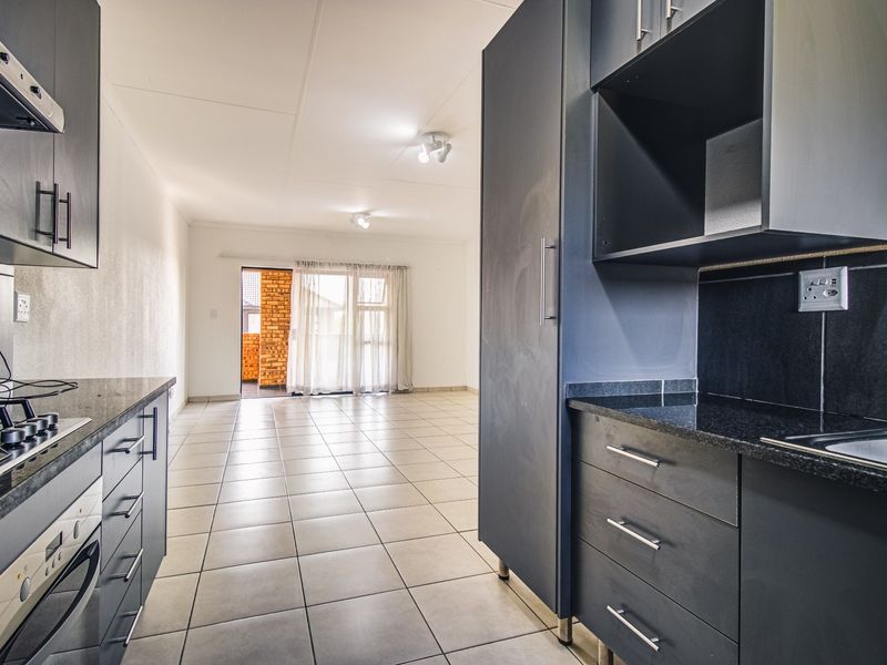 Lovely First Floor Family Townhouse - Photo 10