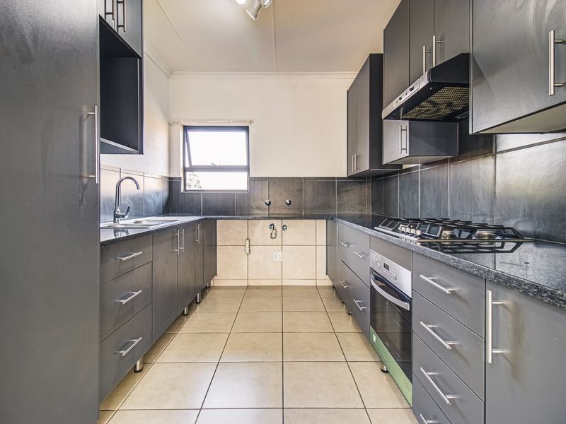 Lovely First Floor Family Townhouse - Photo 8