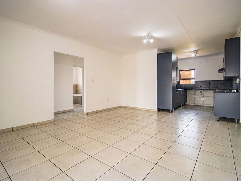 Lovely Upstairs Family Townhouse - Photo 5