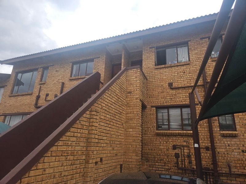 Upstairs 2 Bedroom Apartment For Sale in Meredale, Johannesburg - Photo 2