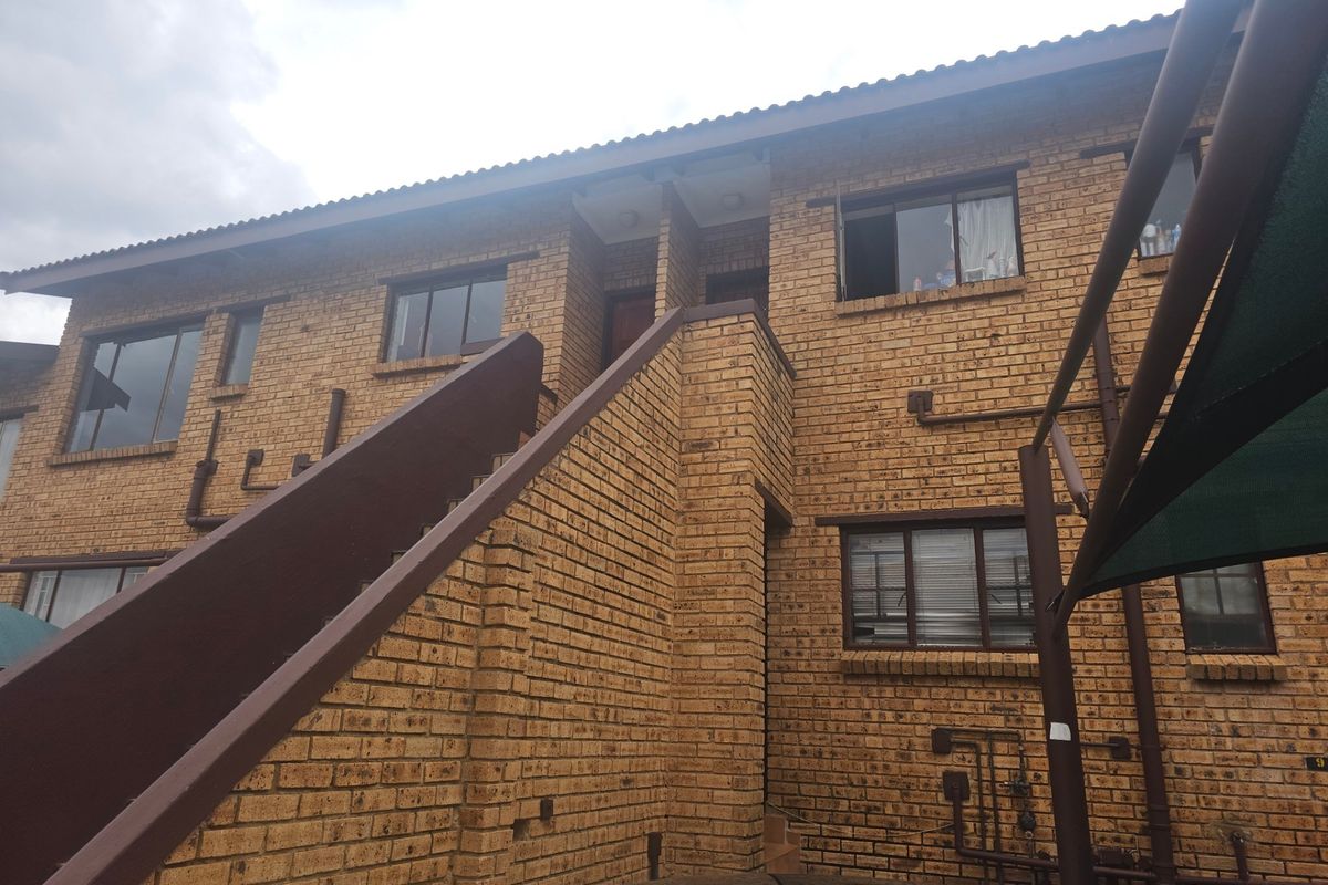 Upstairs 2 Bedroom Apartment For Sale in Meredale, Johannesburg - Photo 2