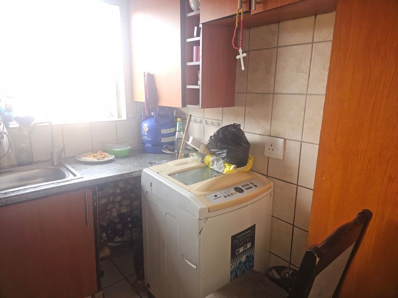 Upstairs 2 Bedroom Apartment For Sale in Meredale, Johannesburg - Photo 7