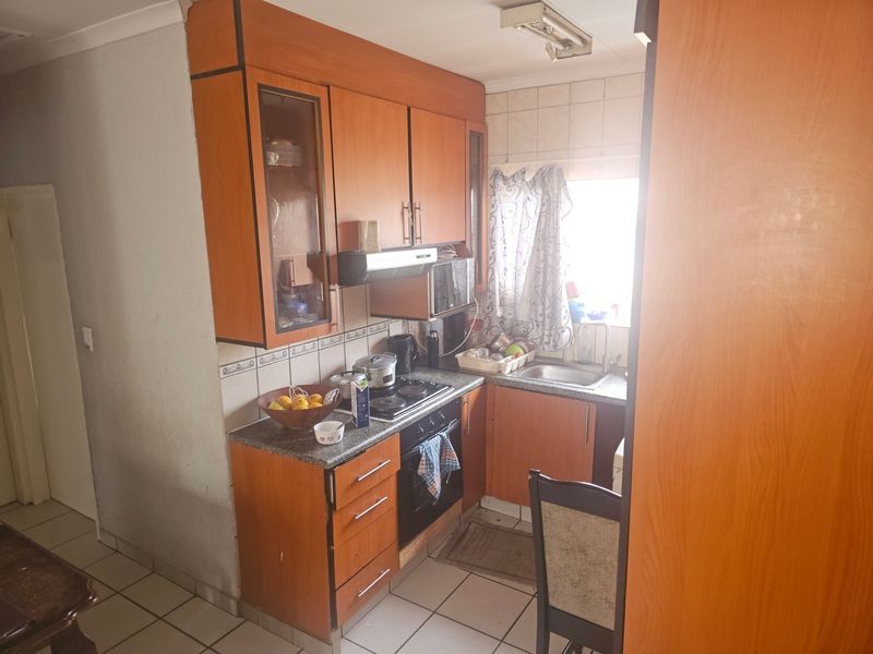 Upstairs 2 Bedroom Apartment For Sale in Meredale, Johannesburg - Photo 6