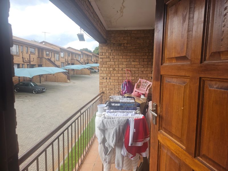 Upstairs 2 Bedroom Apartment For Sale in Meredale, Johannesburg - Photo 5