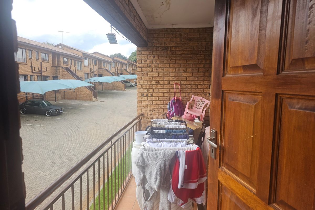 Upstairs 2 Bedroom Apartment For Sale in Meredale, Johannesburg - Photo 5