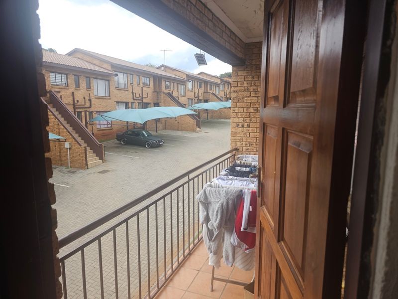 Upstairs 2 Bedroom Apartment For Sale in Meredale, Johannesburg - Photo 10
