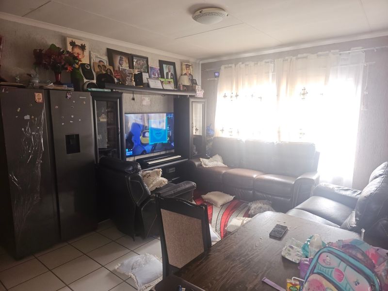 Upstairs 2 Bedroom Apartment For Sale in Meredale, Johannesburg - Photo 8