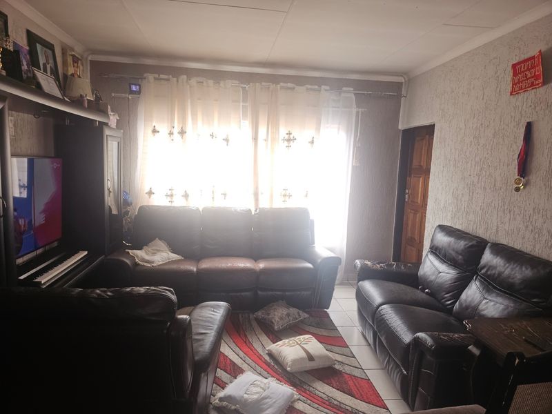 Upstairs 2 Bedroom Apartment For Sale in Meredale, Johannesburg - Photo 9