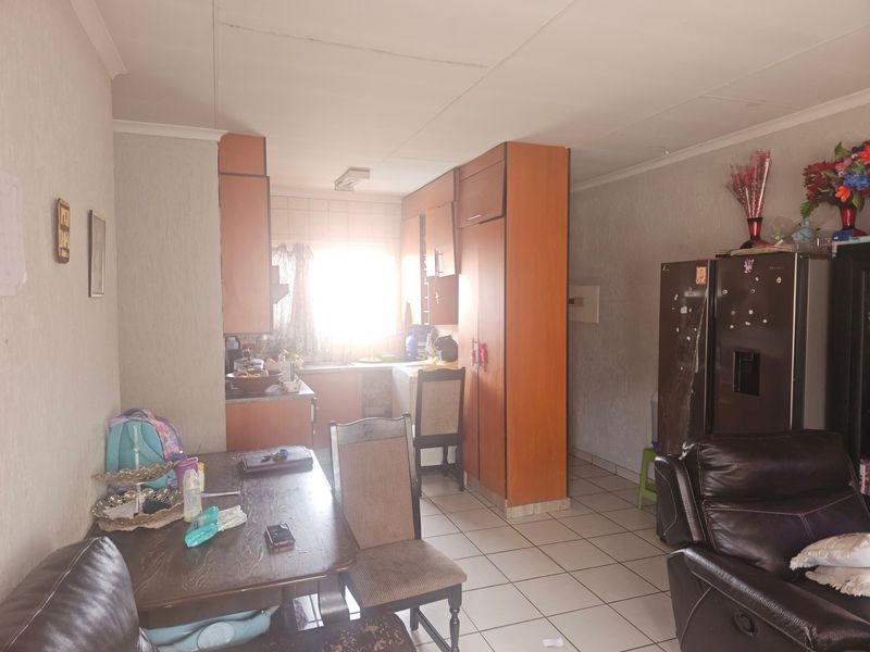 Upstairs 2 Bedroom Apartment For Sale in Meredale, Johannesburg - Photo 3