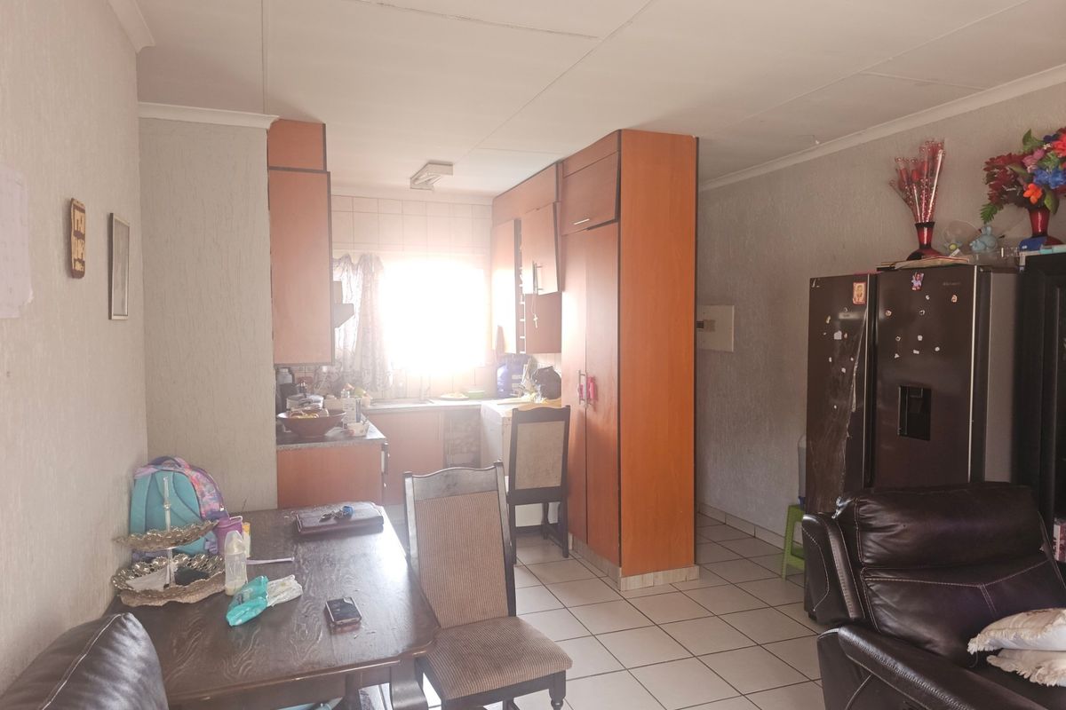 Upstairs 2 Bedroom Apartment For Sale in Meredale, Johannesburg - Photo 3