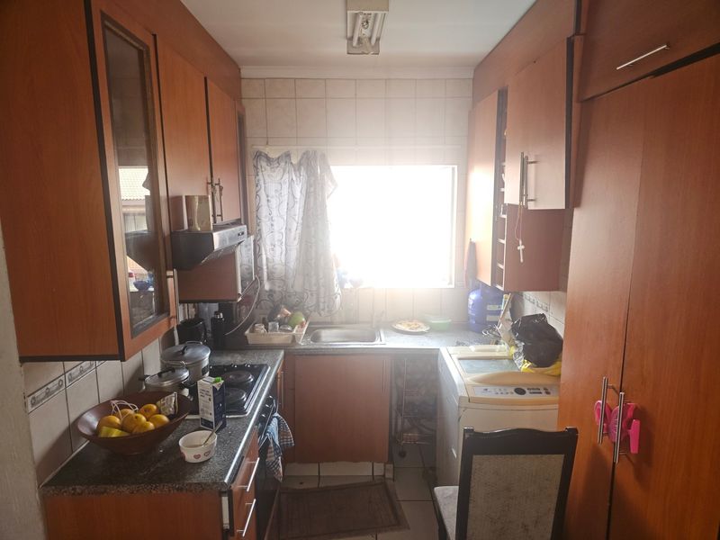 Upstairs 2 Bedroom Apartment For Sale in Meredale, Johannesburg - Photo 4