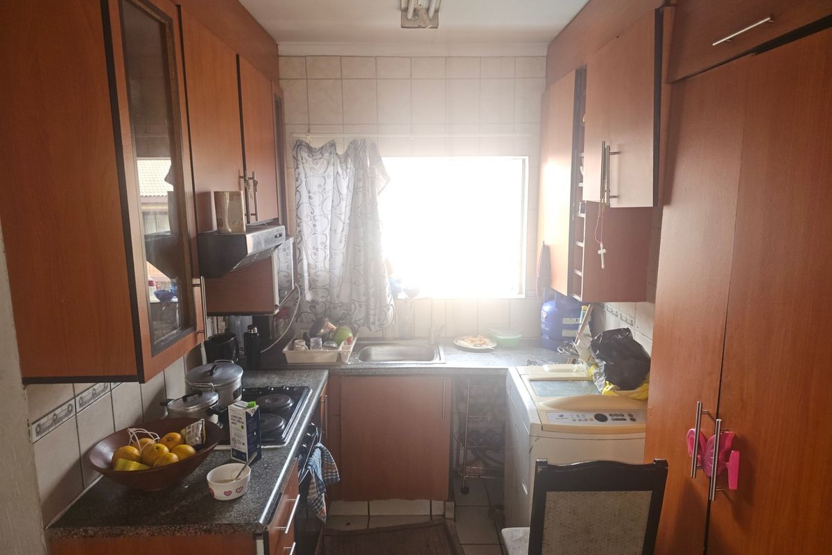 Upstairs 2 Bedroom Apartment For Sale in Meredale, Johannesburg - Photo 4