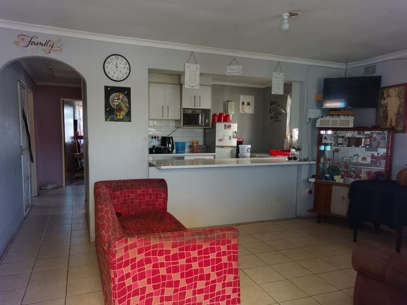3 Bedroom Home for Sale in Delft South - Photo 2
