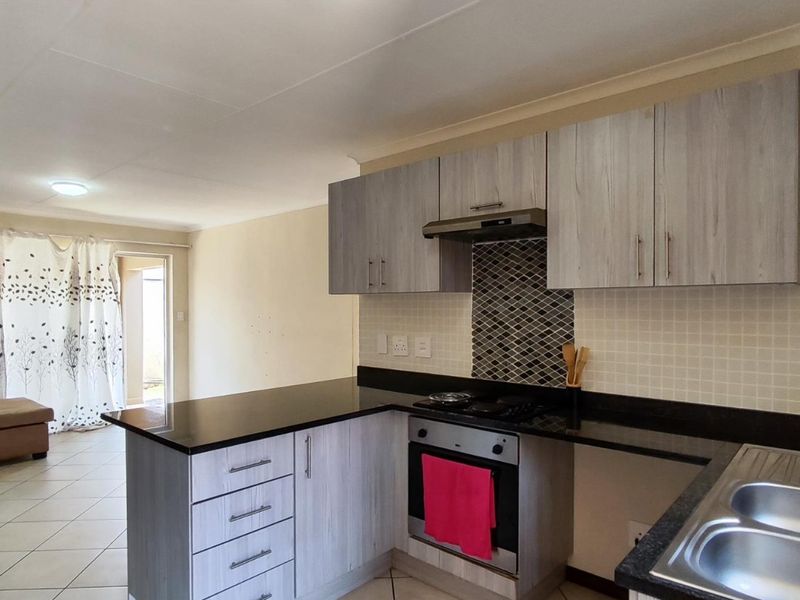 R670k 2bed 2 bath Town house Apartment For Sale in Rynfield, Benoni - Photo 7