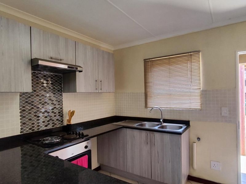 R670k 2bed 2 bath Town house Apartment For Sale in Rynfield, Benoni - Photo 6