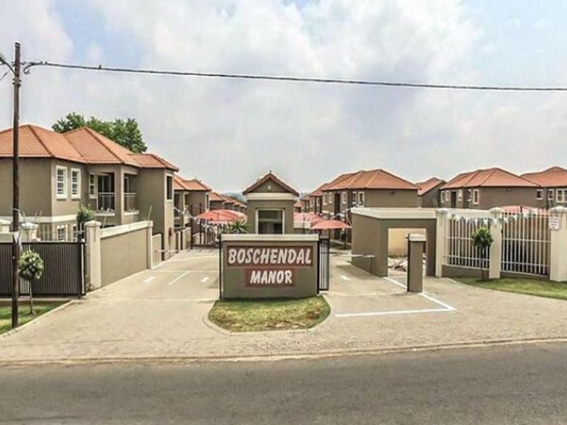 R670k 2bed 2 bath Town house Apartment For Sale in Rynfield, Benoni - Photo 2