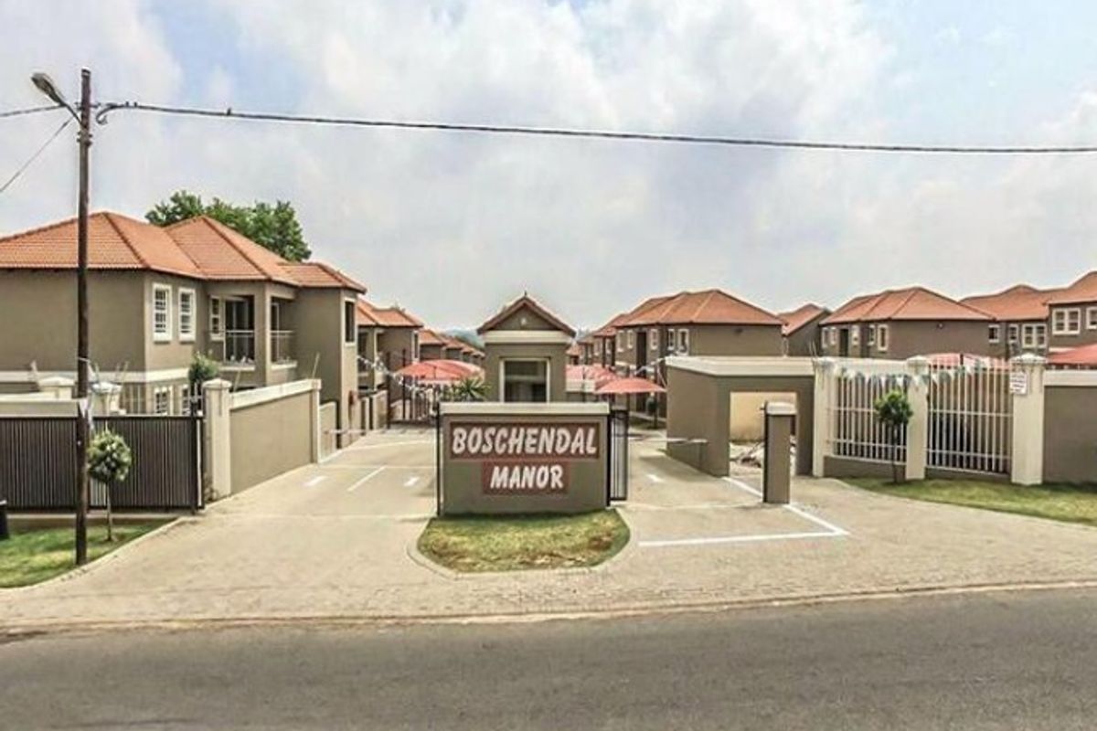 R670k 2bed 2 bath Town house Apartment For Sale in Rynfield, Benoni - Photo 2