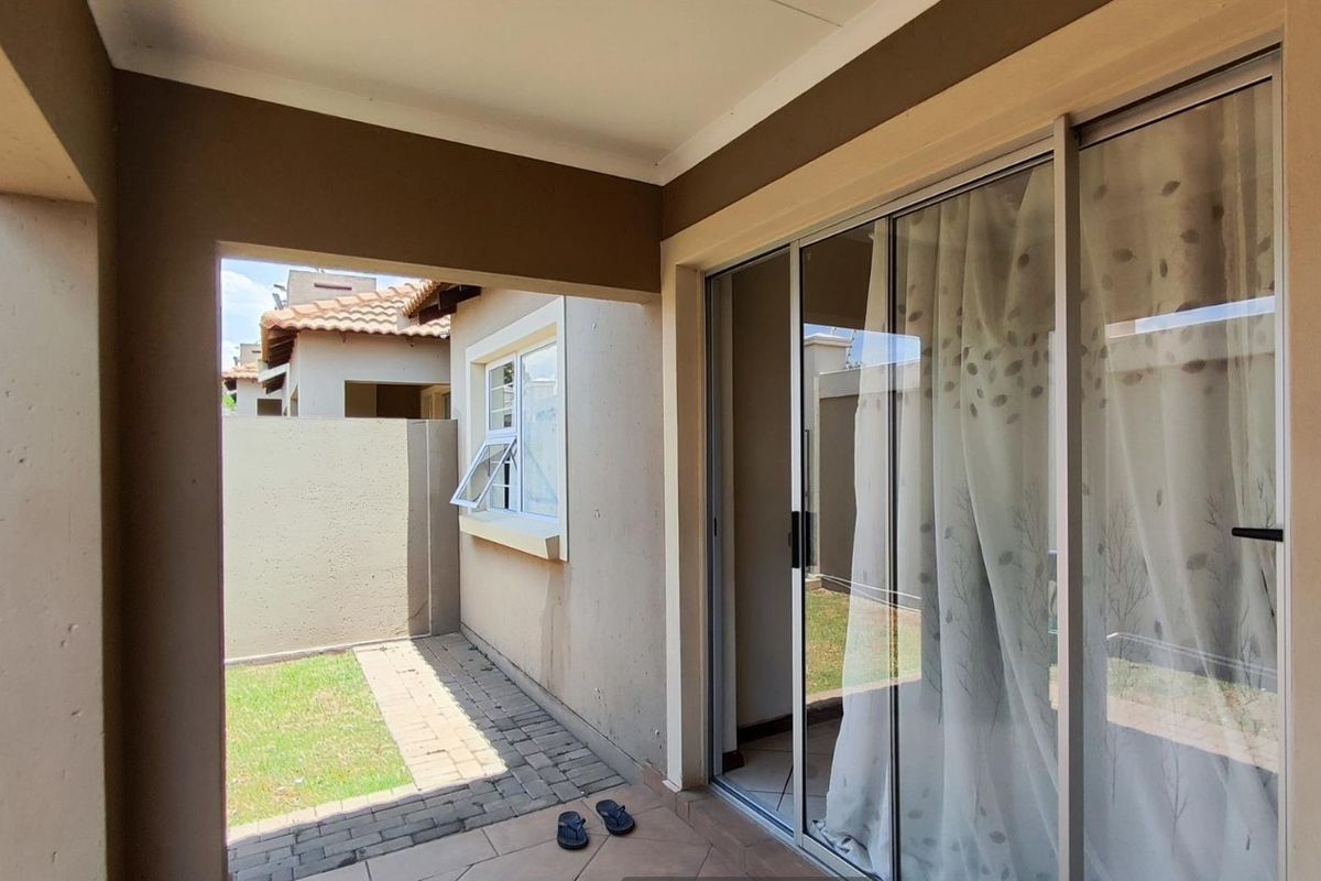R670k 2bed 2 bath Town house Apartment For Sale in Rynfield, Benoni - Photo 5