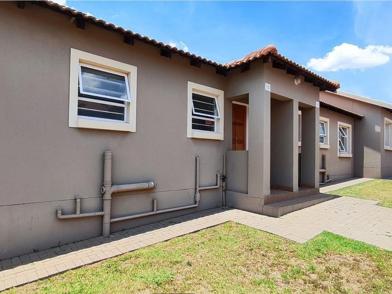 R670k 2bed 2 bath Town house Apartment For Sale in Rynfield, Benoni - Photo 4