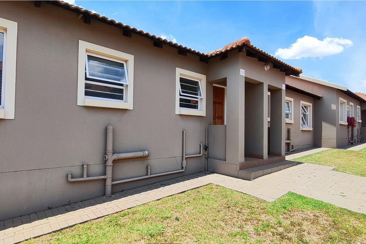 R670k 2bed 2 bath Town house Apartment For Sale in Rynfield, Benoni - Photo 4