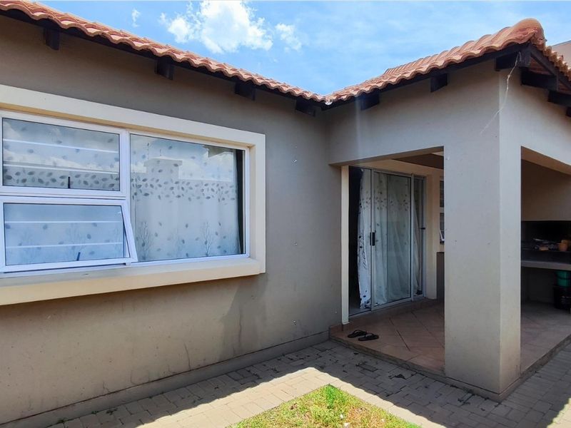 R670k 2bed 2 bath Town house Apartment For Sale in Rynfield, Benoni - Photo 3