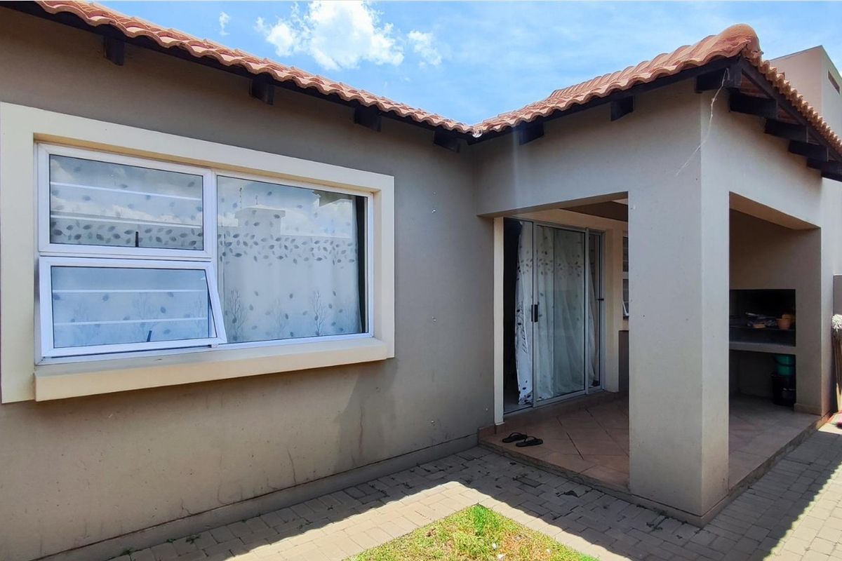 R670k 2bed 2 bath Town house Apartment For Sale in Rynfield, Benoni - Photo 3