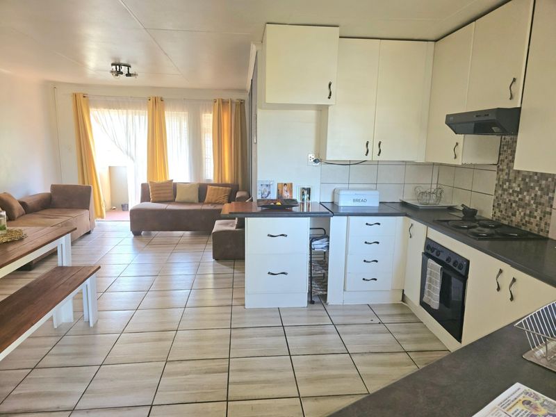 Spacious 2 Bedroom Upstairs Apartment To Rent in Florida, Roodepoort - Photo 10
