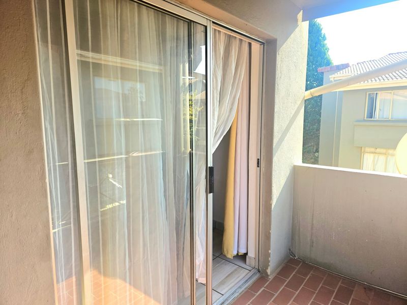 Spacious 2 Bedroom Upstairs Apartment To Rent in Florida, Roodepoort - Photo 8