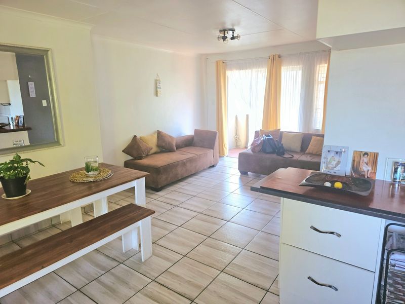 Spacious 2 Bedroom Upstairs Apartment To Rent in Florida, Roodepoort - Photo 4