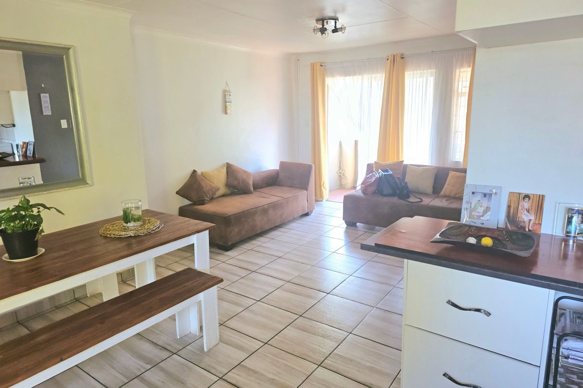 Spacious 2 Bedroom Upstairs Apartment To Rent in Florida, Roodepoort - Photo 4