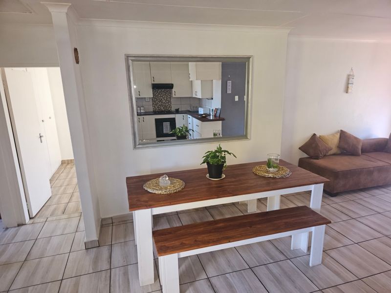 Spacious 2 Bedroom Upstairs Apartment To Rent in Florida, Roodepoort - Photo 3