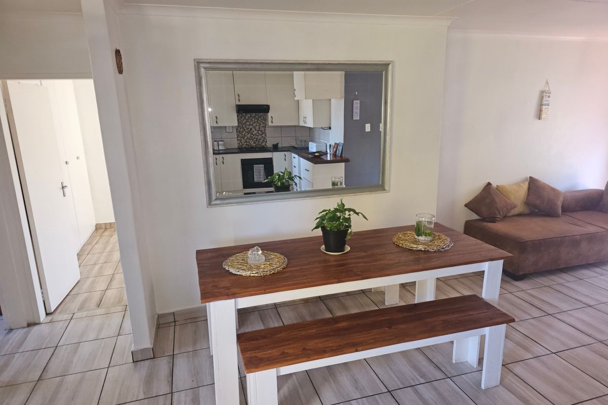 Spacious 2 Bedroom Upstairs Apartment To Rent in Florida, Roodepoort - Photo 3
