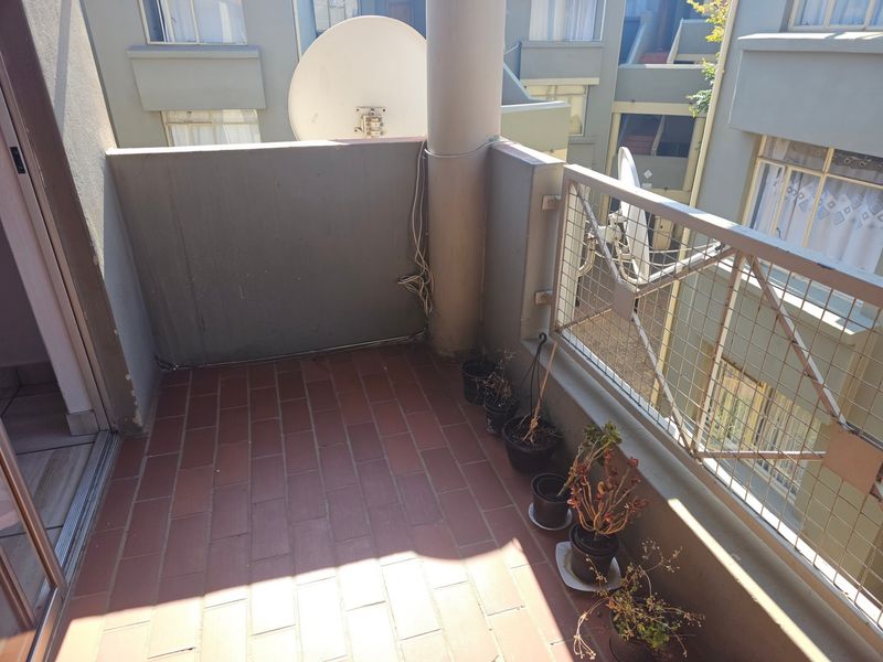 Spacious 2 Bedroom Upstairs Apartment To Rent in Florida, Roodepoort - Photo 7