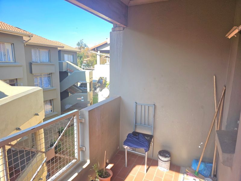 Spacious 2 Bedroom Upstairs Apartment To Rent in Florida, Roodepoort - Photo 6