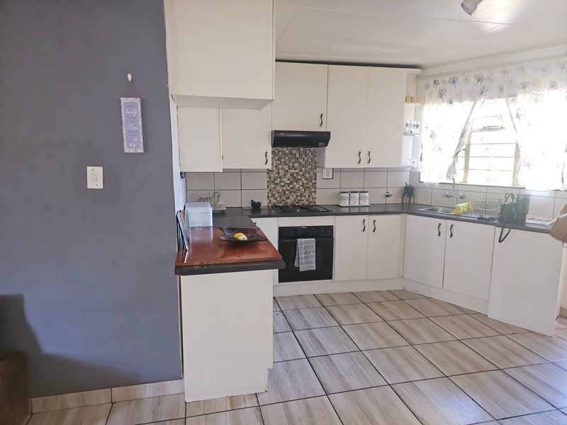 Spacious 2 Bedroom Upstairs Apartment To Rent in Florida, Roodepoort - Photo 2
